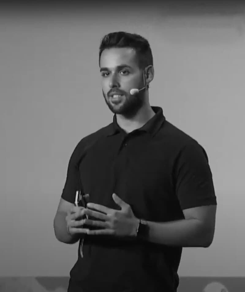 Mario Acevedo, coach ejecutivo, hablando en un evento.