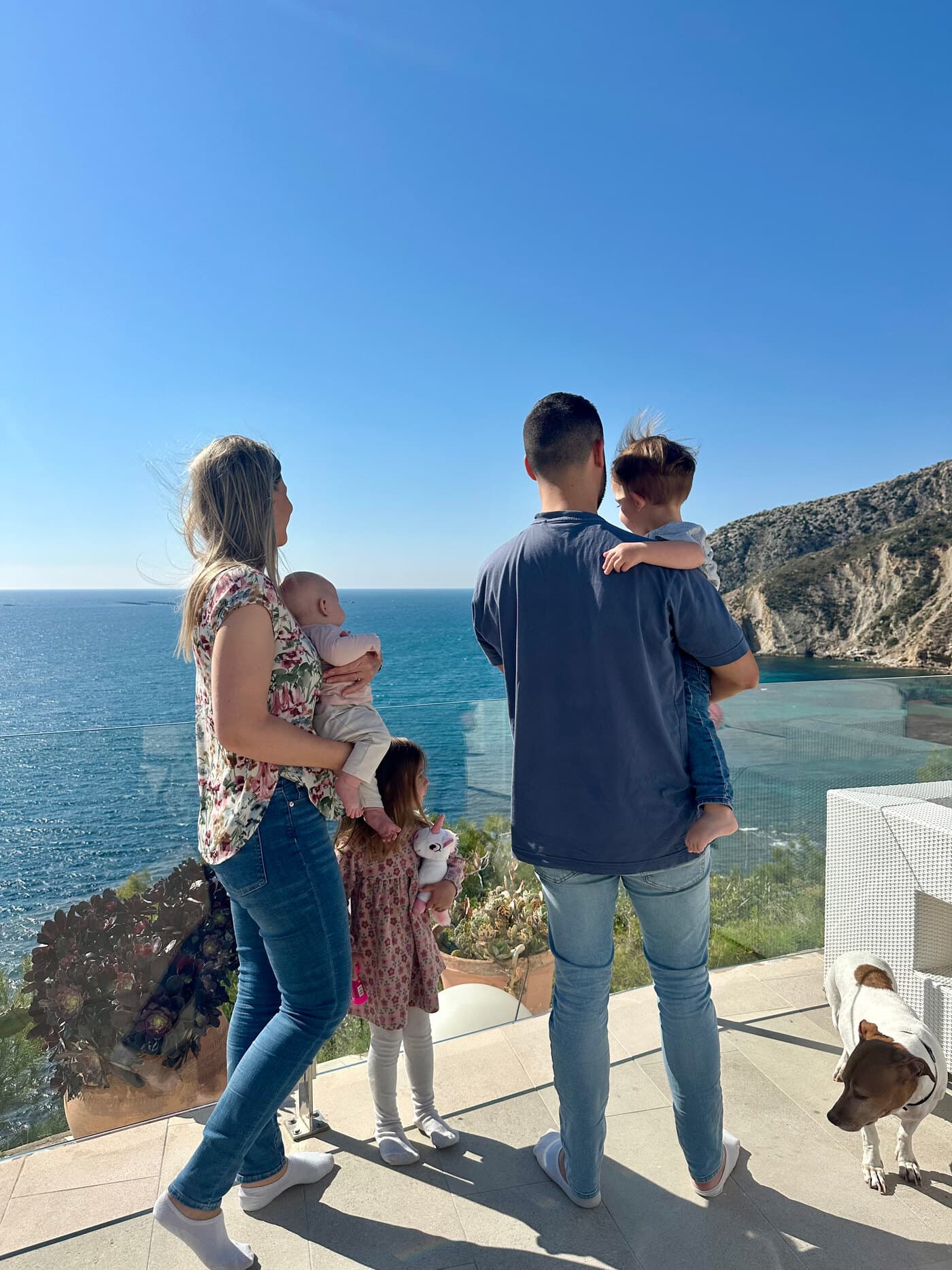 Mario y su familia mirando al mar Mediterráneo.